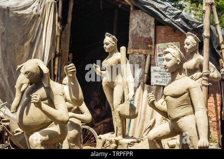 Unvollendete kunst Modell der Maa Durga. Göttin Durga Skulptur aus Ton während der bevorstehenden berühmten Durga Pooja Feier. Von Potter Studio in Ku berücksichtigt Stockfoto