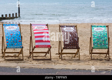 Jimmys Iced Coffee Liegestühle im Juni am Bournemouth Beach, Dorset, Großbritannien Stockfoto