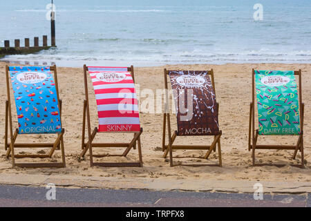 Jimmys Iced Coffee Liegestühle im Juni am Bournemouth Beach, Dorset, Großbritannien Stockfoto