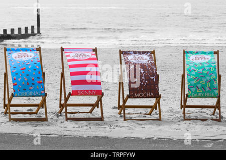 Jimmys Iced Coffee Liegestühle im Bournemouth Beach, Dorset UK im Juni - selektive Farbgebung, Farbpracht Stockfoto