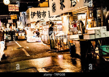 Tokyo, Japan - 15. Januar 2010: am frühen Morgen in Tsukiji Fischmarkt. Arbeitnehmer Festlegung aus frischem Fisch und Meeresfrüchten auf den Tresen. Stockfoto