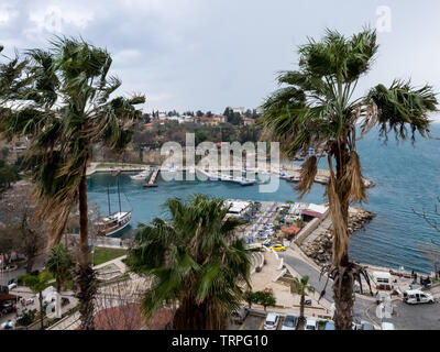 Antalya, Türkei - 22. Februar 2019: Yachten an der Pier im Hafen in der Altstadt Kaleici in Antalya. Stockfoto