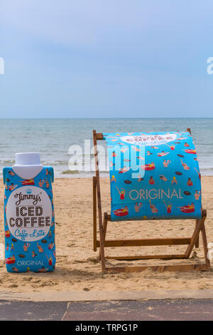 Jimmys Iced Coffee Stoff großer Liegestuhl am Bournemouth Beach, Dorset UK im Juni - Jimmys Iced Coffee Original Caffe Latte Stockfoto