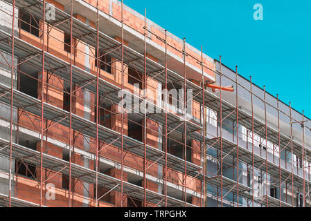 Gerüst auf leere Baustelle mit unfertigen unvollständig und Leere Himmel als Kopie Raum Stockfoto