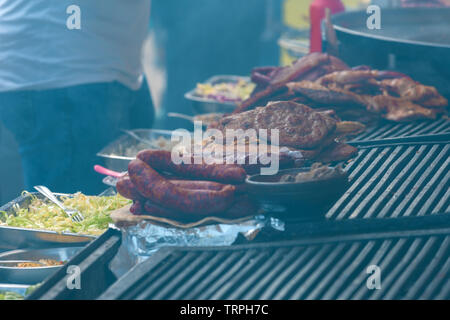 Serbische gegrillte Street Food, Fleisch am Grill, selektiven Fokus Stockfoto