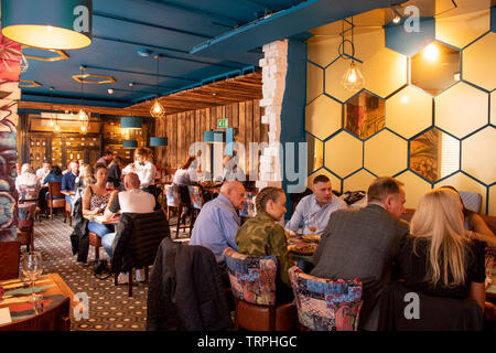 Doncaster, Großbritannien - 11 Mai 2019: Die Gäste genießen ein Argentinisches Steak und das stilvolle Interieur von La Boca Restaurant & Steakhouse am Samstag, den 11. Mai um 1 Nethe Stockfoto