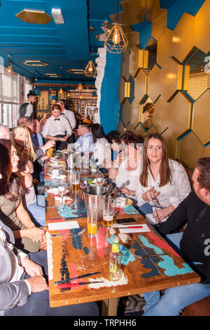 Doncaster, Großbritannien - 11 Mai 2019: Die Gäste genießen ein Argentinisches Steak und das stilvolle Interieur von La Boca Restaurant & Steakhouse am Samstag, den 11. Mai um 1 Nethe Stockfoto