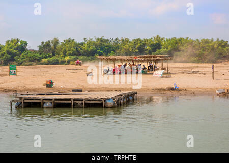Ein Kreuzfahrtschiff Ausschreibung Landung auf einem kambodschanischen Strand Stockfoto