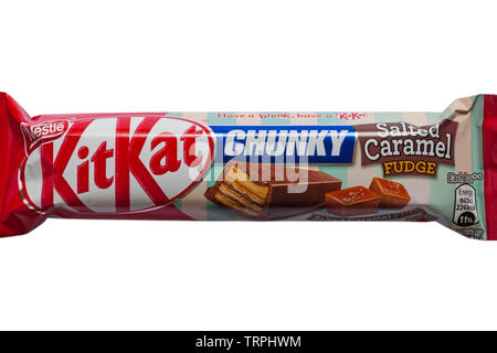 Nestlé Nestle KitKat grob gesalzener Karamell Fudge Bar isoliert auf weißem Hintergrund - Kit Kat Stockfoto