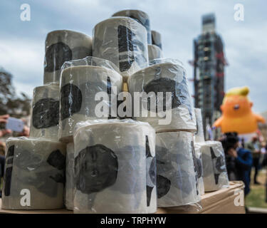 Juni 4, 2019, London. Toilettenpapier mit Gesicht Donald Trump im Parlament Platz bei seinem Staatsbesuch in Großbritannien verkauft wird. Stockfoto