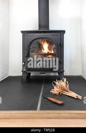 Holz verbrennen/Multi-Fuel Kocher mit Feather Sticks als das Anzünden von Feuer Beleuchtung, Großbritannien Stockfoto