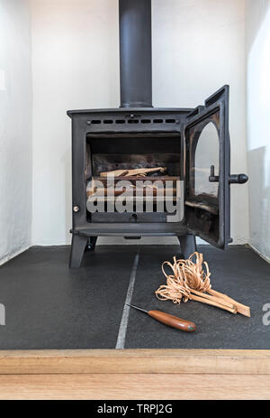 Holz verbrennen/Multi-Fuel Kocher mit Feather Sticks als das Anzünden von Feuer Beleuchtung, Großbritannien Stockfoto