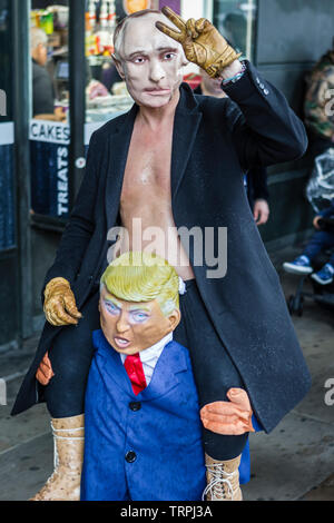 Ein Wladimir Putin Charakter sitzt auf den Schultern eines Donald Trump Abbildung protestieren gegen seine Großbritannien besuchen. Stockfoto