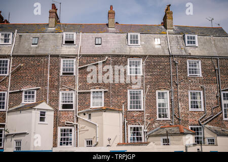 Rückansicht der Reihe von terrassenförmig angelegten viktorianischen Häusern, in South West England Stockfoto