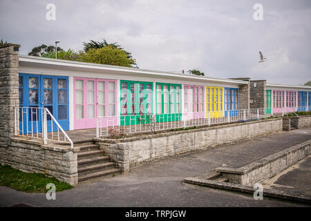 Zeile aus Stein gebaut Strandhütten in Dorset mit pastellfarbenen Türen Stockfoto