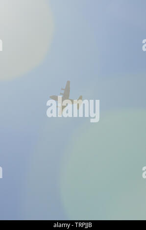 North Beach, Durban, Südafrika, 17. Februar, 2017. Eine öffentliche Land-, See- und Luftweg Anzeige durch die South African Defence Force atemberaubenden militärischen Tableaus an der Strandpromenade von Durban erstellt. Mitglieder der Armee, Marine und Luftwaffe inszeniert eine kombinierte Strand Invasion zur Verwunderung und Freude der Bewohner und Besucher gleichermaßen. Abgebildet ist ein Hurcules C 130. Bild: Jonathan Oberholster/Alamy Stockfoto