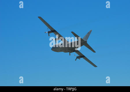 North Beach, Durban, Südafrika, 17. Februar, 2017. Eine öffentliche Land-, See- und Luftweg Anzeige durch die South African Defence Force atemberaubenden militärischen Tableaus an der Strandpromenade von Durban erstellt. Mitglieder der Armee, Marine und Luftwaffe inszeniert eine kombinierte Strand Invasion zur Verwunderung und Freude der Bewohner und Besucher gleichermaßen. Abgebildet ist ein Hurcules C 130. Bild: Jonathan Oberholster/Alamy Stockfoto