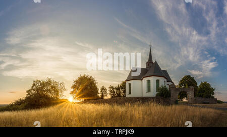 Sonnenaufgang in der Nähe von berühmten "kreuzkapelle" Bad Camberg, tolles Hotel! Stockfoto