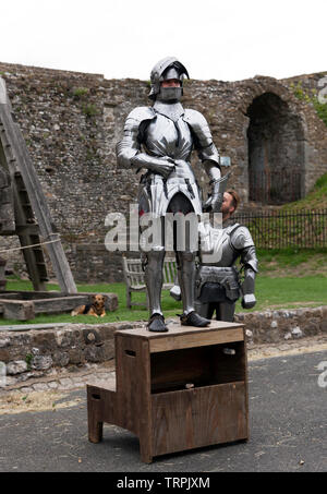 Ein Ritter in voller Rüstung Vorbereitung sein Schlachtross zu montieren, für ein Englisches Erbe Ritterturnier im Dover Castle, August 2018 Stockfoto