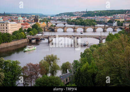 Prag, die Brücken über die Moldau in der Abenddämmerung. Szenische Ansicht vom Letna Hill, Tschechische Republik Stockfoto