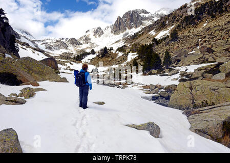 Wanderer in Tal in Sant Maurici Nationalpark, Pyrenäen, Catalunya (Katalonien), Spanien Stockfoto