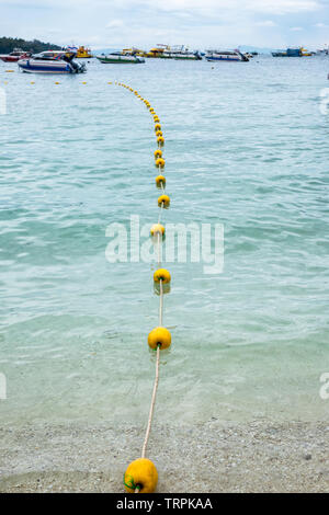 Gelben Bojen Zeichen schwimmend auf Meer Stockfoto