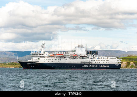 Bantry, West Cork, Irland. Juni 2019. An einem glorreich sonnigen Tag liegt das Kreuzfahrtschiff „Ocean Endeavour“ derzeit in Bantry Bay über Bantry House and Gardens bei einem Besuch der Stadt West Cork. Das Schiff fährt heute Abend von Bantry aus. Andy Gibson/Alamy Live News. Stockfoto
