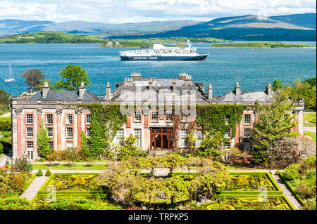 Bantry, West Cork, Irland. Juine, 2019. An einem herrlich sonnigen Tag liegt das Kreuzfahrtschiff 'Ocean Endeavour' derzeit in der Bantry Bay oberhalb von Bantry House and Gardens, um die Stadt West Cork zu besuchen. Das Schiff fährt heute Abend von Bantry aus. Quelle: AG News/Alamy Live News. Stockfoto