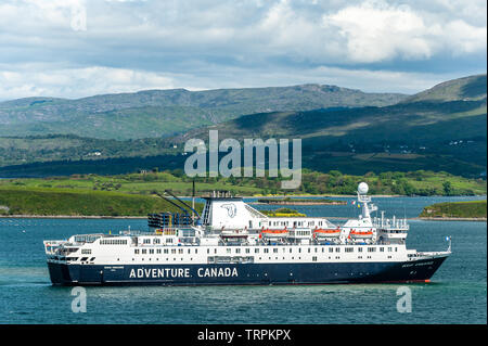 Bantry, West Cork, Irland. Juni 2019. An einem glorreich sonnigen Tag liegt das Kreuzfahrtschiff „Ocean Endeavour“ derzeit in Bantry Bay über Bantry House and Gardens bei einem Besuch der Stadt West Cork. Das Schiff fährt heute Abend von Bantry aus. Andy Gibson/Alamy Live News. Stockfoto