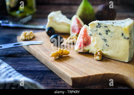 Blauschimmelkäse und Camambert mit Feigen auf Holzbrett Stockfoto