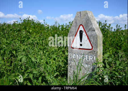 Holz- Zeichen für Gefahr tief fallen Stockfoto