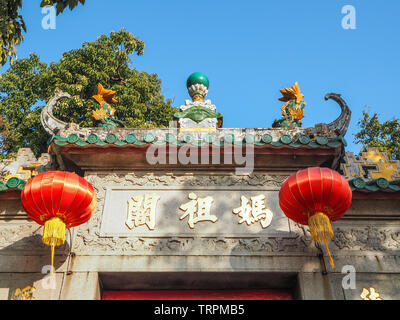 MACAU, China - NOVEMBER 2018: Der Eingang zum A-Ma Tempel, den ältesten Tempel in Macau, das angeblich seinen Namen von diesem Tempel abgeleitet Stockfoto