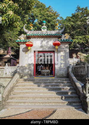 MACAU, China - NOVEMBER 2018: Der Eingang zum A-Ma Tempel, den ältesten Tempel in Macau, das angeblich seinen Namen von diesem Tempel abgeleitet Stockfoto