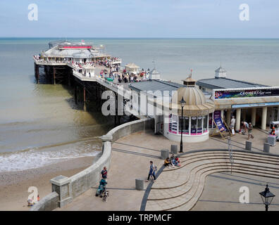 Cromer Pier, North Norfolk von der Promenade aus gesehen ist die Heimat der letzten traditionellen "Ende der Pier' Sommer zeigen und ein Wahrzeichen. Stockfoto