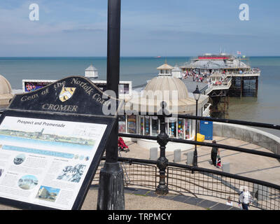 Cromer Pier, North Norfolk von der Promenade aus gesehen ist die Heimat der letzten traditionellen "Ende der Pier' Sommer zeigen und ein Wahrzeichen. Stockfoto