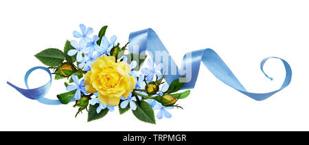 Gelbe Rosen und blauen kleinen Blüten mit seidenband in einem Blumenarrangement auf weißem Hintergrund. Flach, Ansicht von oben. Stockfoto