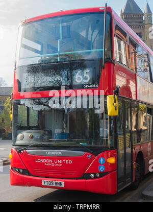 Eine leere Nummer 65, rot Double Decker Bus, Ziel Ealing Broadway, aber mittlerweile in der Nähe von St Mary's Church in Ealing, London W5, England, UK geparkt. Stockfoto