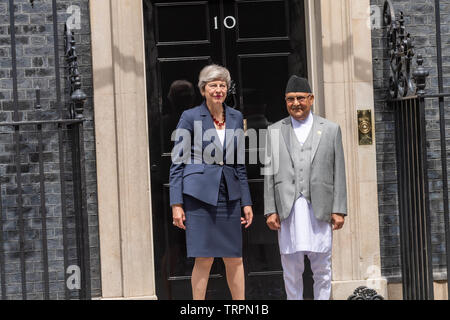 London, 11. Juni 2019, Theresa May MP PC, Ministerpräsident trifft K P Sharma Oli nepalesische Premierminister in Downing Street Credit Ian Davidson/Alamy leben Nachrichten Stockfoto