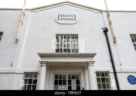 Die White Lodge: vor dem Eingang zu den berühmten Ealing Studios - das älteste Filmstudio der Welt. Grünen Ealing, London W5, England, UK. Stockfoto