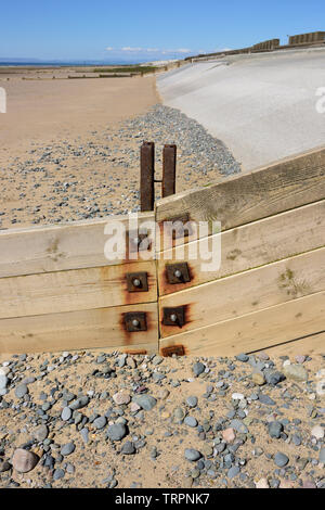 Holzgroyne mit rostigen Stahlbefestigungen, Küstenablagerung am Rossall-Strand an der fylde-Küste in lancashire uk Stockfoto