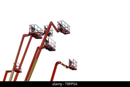 Orange knickgelenkten Ausleger anheben. Antenne Plattform heben. Teleskoparm heben auf weißem Hintergrund. Mobile Baukran für Miete und Verkauf. Stockfoto