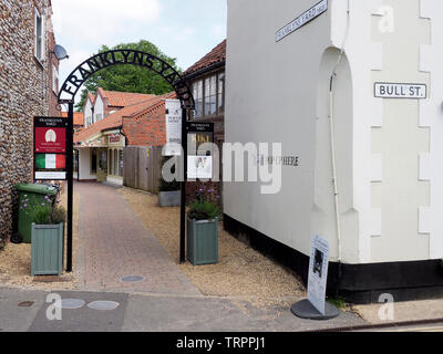 Die franklyn Hof, einen Bereich, in dem die alten Workshops keine zu kleine Geschäfte und Cafés im Bereich der Konservierung der hübschen Norfolk Marktstadt Holt umgewandelt. Stockfoto