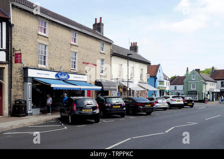 Malerische georgianischen Gebäude im North Norfolk Stadt Holt, eine blühende Stadt zieht viele Touristen an. Stockfoto