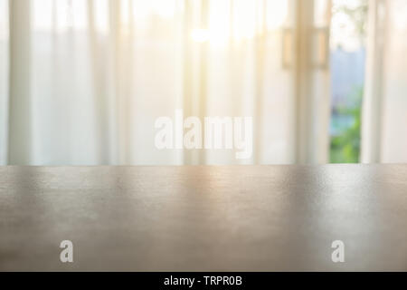 Holz Tisch auf unscharfen soft Vorhang am Morgen Stockfoto