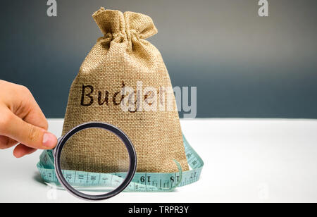 Geld beutel mit dem Wort Budget und Maßband. Das Konzept der begrenzten profitieren. Mangel an Geld und Armut. Kleine Einkommen. Gehaltskürzung. Unsuccessfu Stockfoto