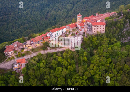 Blick auf Santa Maria del Monte und die Kapellen der heilige Weg während einer Feder Sonnenuntergang. Sacro Monte di Varese, Varese, Lombardei, Italien. Stockfoto