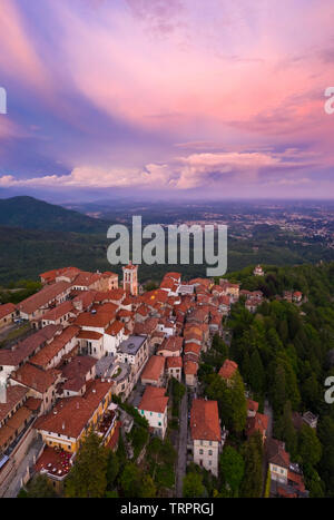 Blick auf Santa Maria del Monte und die Kapellen der heilige Weg während einer Feder Sonnenuntergang. Sacro Monte di Varese, Varese, Lombardei, Italien. Stockfoto