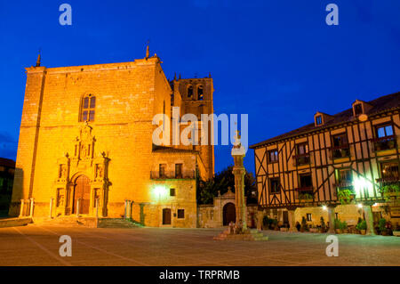 Plaza Mayor, Nacht. Penarenda de Duero, Provinz Burgos Castilla Leon, Spanien. Stockfoto