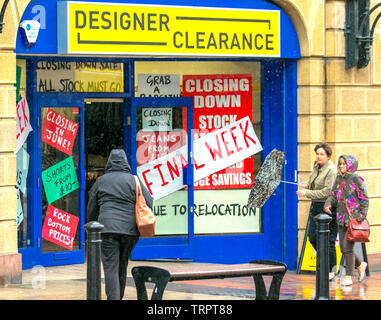 Preston, Großbritannien. 11 Juni, 2019. UK Wetter: Letzte Woche, Business, Shorts 10 £, Rock Bottom Preise. Schwere Regenschauer auf Preston City Center wie Käufer nehmen Sie die Abdeckung vom ungünstigen Wetter. Kredit; MediaWorldImages/AlamyLiveNews. Stockfoto