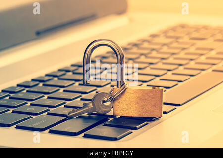 Computer Security Konzept mit entriegelt Vorhängeschloss auf der Tastatur Stockfoto